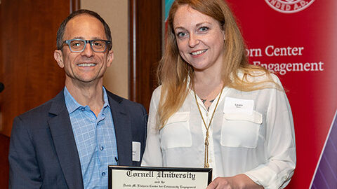 Douglas Kaplan ’88 presents award to Laura Niemi.